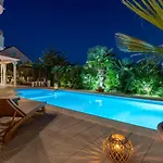 וילה Anita With Private Pool, Gym, 6 Bedrooms, Sea View Kučine