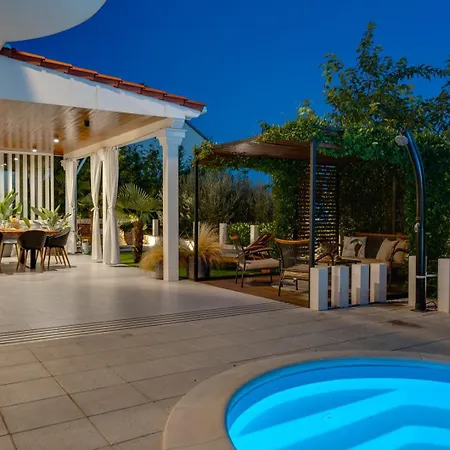 Anita With Private Pool, Gym, 6 Bedrooms, Sea View Villa
