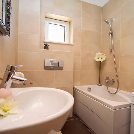Anita With Private Pool, Gym, 6 Bedrooms, Sea View *