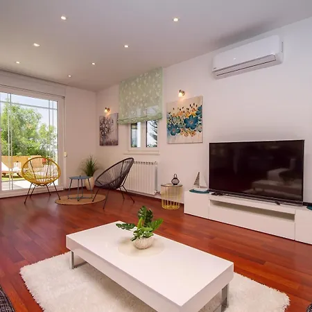 Anita With Private Pool, Gym, 6 Bedrooms, Sea View Villa