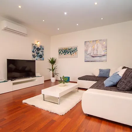 Villa Anita With Private Pool, Gym, 6 Bedrooms, Sea View *
